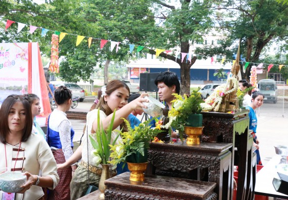 ภาพกิจกรรม คณะวิทยาศาสตร์และเทคโนโลยี เข้าร่วมทำบุญปีใหม่ไทย พิธีรดน้ำดำหัวขอพรผู้อาวุโสและผู้บริหารมหาวิทยาลัยราชภัฏกำแพงเพชร