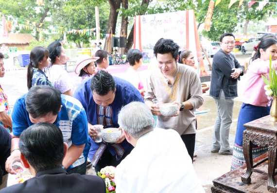 ภาพกิจกรรม คณะวิทยาศาสตร์และเทคโนโลยี เข้าร่วมทำบุญปีใหม่ไทย พิธีรดน้ำดำหัวขอพรผู้อาวุโสและผู้บริหารมหาวิทยาลัยราชภัฏกำแพงเพชร