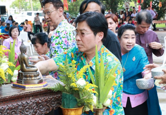 ภาพกิจกรรม คณะวิทยาศาสตร์และเทคโนโลยี เข้าร่วมทำบุญปีใหม่ไทย พิธีรดน้ำดำหัวขอพรผู้อาวุโสและผู้บริหารมหาวิทยาลัยราชภัฏกำแพงเพชร