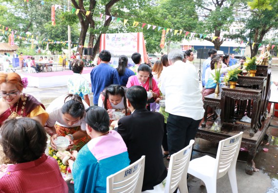 ภาพกิจกรรม คณะวิทยาศาสตร์และเทคโนโลยี เข้าร่วมทำบุญปีใหม่ไทย พิธีรดน้ำดำหัวขอพรผู้อาวุโสและผู้บริหารมหาวิทยาลัยราชภัฏกำแพงเพชร