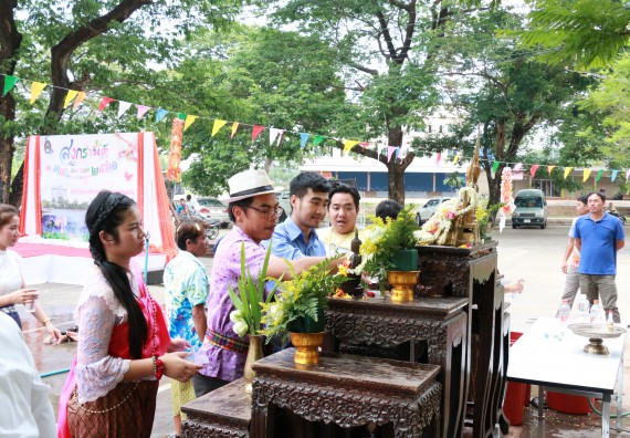 ภาพกิจกรรม คณะวิทยาศาสตร์และเทคโนโลยี เข้าร่วมทำบุญปีใหม่ไทย พิธีรดน้ำดำหัวขอพรผู้อาวุโสและผู้บริหารมหาวิทยาลัยราชภัฏกำแพงเพชร