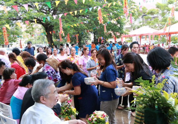 ภาพกิจกรรม คณะวิทยาศาสตร์และเทคโนโลยี เข้าร่วมทำบุญปีใหม่ไทย พิธีรดน้ำดำหัวขอพรผู้อาวุโสและผู้บริหารมหาวิทยาลัยราชภัฏกำแพงเพชร