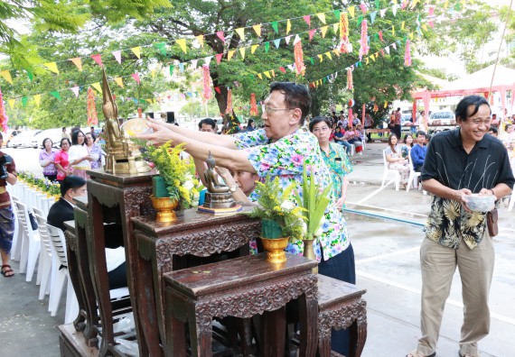 ภาพกิจกรรม คณะวิทยาศาสตร์และเทคโนโลยี เข้าร่วมทำบุญปีใหม่ไทย พิธีรดน้ำดำหัวขอพรผู้อาวุโสและผู้บริหารมหาวิทยาลัยราชภัฏกำแพงเพชร