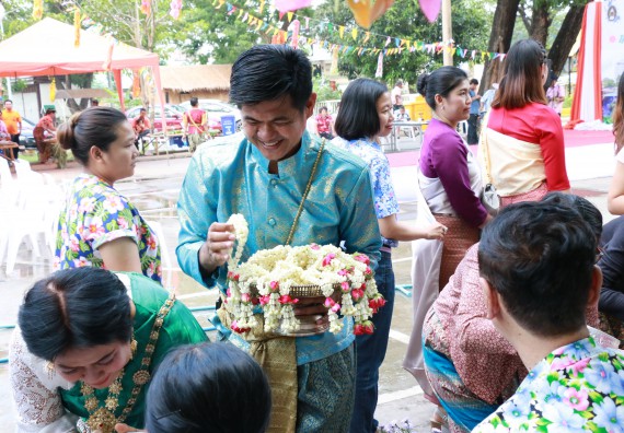 ภาพกิจกรรม คณะวิทยาศาสตร์และเทคโนโลยี เข้าร่วมทำบุญปีใหม่ไทย พิธีรดน้ำดำหัวขอพรผู้อาวุโสและผู้บริหารมหาวิทยาลัยราชภัฏกำแพงเพชร