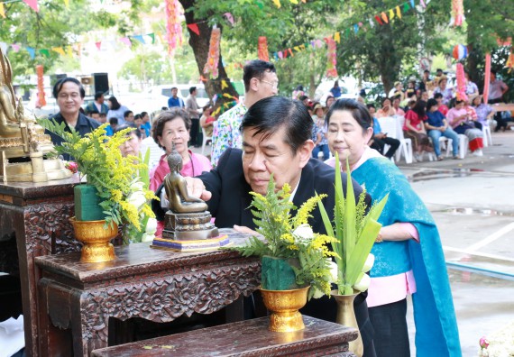 ภาพกิจกรรม คณะวิทยาศาสตร์และเทคโนโลยี เข้าร่วมทำบุญปีใหม่ไทย พิธีรดน้ำดำหัวขอพรผู้อาวุโสและผู้บริหารมหาวิทยาลัยราชภัฏกำแพงเพชร