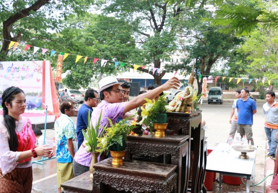 ภาพกิจกรรม คณะวิทยาศาสตร์และเทคโนโลยี เข้าร่วมทำบุญปีใหม่ไทย พิธีรดน้ำดำหัวขอพรผู้อาวุโสและผู้บริหารมหาวิทยาลัยราชภัฏกำแพงเพชร