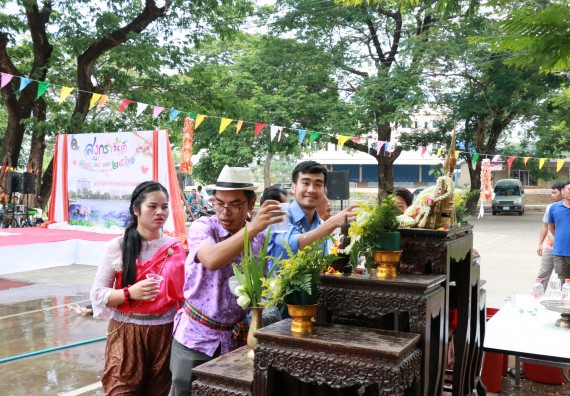 ภาพกิจกรรม คณะวิทยาศาสตร์และเทคโนโลยี เข้าร่วมทำบุญปีใหม่ไทย พิธีรดน้ำดำหัวขอพรผู้อาวุโสและผู้บริหารมหาวิทยาลัยราชภัฏกำแพงเพชร