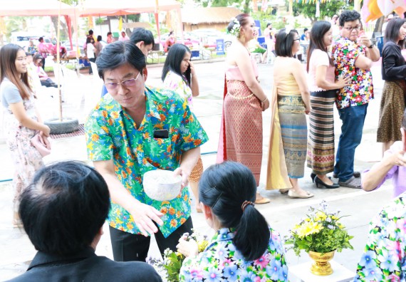 ภาพกิจกรรม คณะวิทยาศาสตร์และเทคโนโลยี เข้าร่วมทำบุญปีใหม่ไทย พิธีรดน้ำดำหัวขอพรผู้อาวุโสและผู้บริหารมหาวิทยาลัยราชภัฏกำแพงเพชร