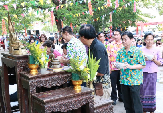 ภาพกิจกรรม คณะวิทยาศาสตร์และเทคโนโลยี เข้าร่วมทำบุญปีใหม่ไทย พิธีรดน้ำดำหัวขอพรผู้อาวุโสและผู้บริหารมหาวิทยาลัยราชภัฏกำแพงเพชร
