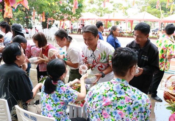 ภาพกิจกรรม คณะวิทยาศาสตร์และเทคโนโลยี เข้าร่วมทำบุญปีใหม่ไทย พิธีรดน้ำดำหัวขอพรผู้อาวุโสและผู้บริหารมหาวิทยาลัยราชภัฏกำแพงเพชร