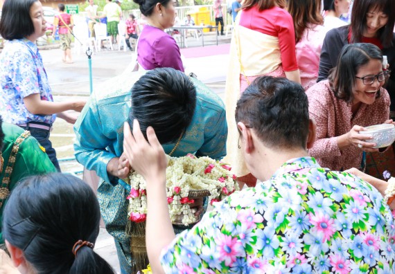 ภาพกิจกรรม คณะวิทยาศาสตร์และเทคโนโลยี เข้าร่วมทำบุญปีใหม่ไทย พิธีรดน้ำดำหัวขอพรผู้อาวุโสและผู้บริหารมหาวิทยาลัยราชภัฏกำแพงเพชร