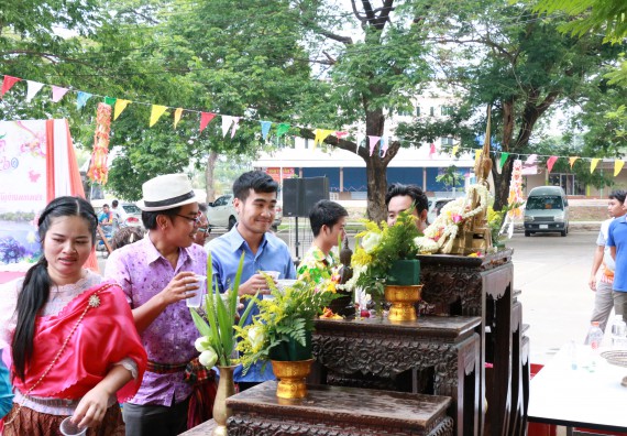 ภาพกิจกรรม คณะวิทยาศาสตร์และเทคโนโลยี เข้าร่วมทำบุญปีใหม่ไทย พิธีรดน้ำดำหัวขอพรผู้อาวุโสและผู้บริหารมหาวิทยาลัยราชภัฏกำแพงเพชร