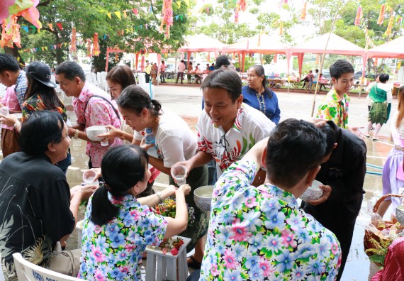 ภาพกิจกรรม คณะวิทยาศาสตร์และเทคโนโลยี เข้าร่วมทำบุญปีใหม่ไทย พิธีรดน้ำดำหัวขอพรผู้อาวุโสและผู้บริหารมหาวิทยาลัยราชภัฏกำแพงเพชร