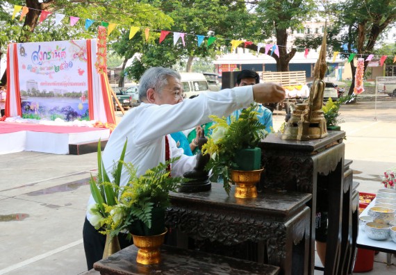 ภาพกิจกรรม คณะวิทยาศาสตร์และเทคโนโลยี เข้าร่วมทำบุญปีใหม่ไทย พิธีรดน้ำดำหัวขอพรผู้อาวุโสและผู้บริหารมหาวิทยาลัยราชภัฏกำแพงเพชร