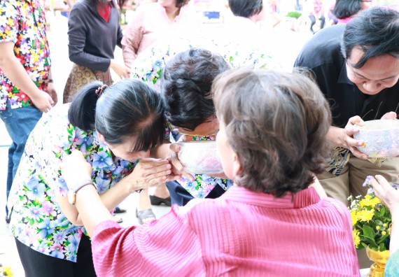 ภาพกิจกรรม คณะวิทยาศาสตร์และเทคโนโลยี เข้าร่วมทำบุญปีใหม่ไทย พิธีรดน้ำดำหัวขอพรผู้อาวุโสและผู้บริหารมหาวิทยาลัยราชภัฏกำแพงเพชร