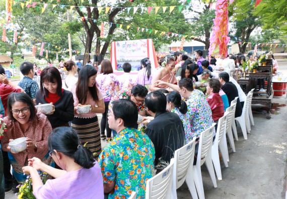 ภาพกิจกรรม คณะวิทยาศาสตร์และเทคโนโลยี เข้าร่วมทำบุญปีใหม่ไทย พิธีรดน้ำดำหัวขอพรผู้อาวุโสและผู้บริหารมหาวิทยาลัยราชภัฏกำแพงเพชร