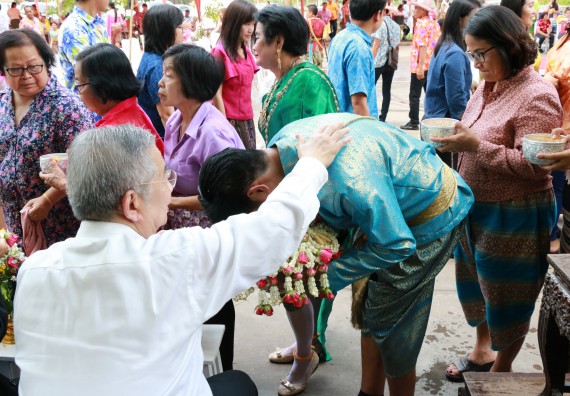 ภาพกิจกรรม คณะวิทยาศาสตร์และเทคโนโลยี เข้าร่วมทำบุญปีใหม่ไทย พิธีรดน้ำดำหัวขอพรผู้อาวุโสและผู้บริหารมหาวิทยาลัยราชภัฏกำแพงเพชร