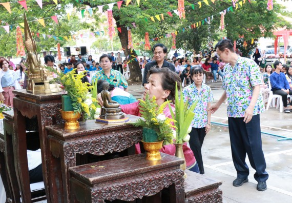 ภาพกิจกรรม คณะวิทยาศาสตร์และเทคโนโลยี เข้าร่วมทำบุญปีใหม่ไทย พิธีรดน้ำดำหัวขอพรผู้อาวุโสและผู้บริหารมหาวิทยาลัยราชภัฏกำแพงเพชร