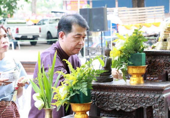 ภาพกิจกรรม คณะวิทยาศาสตร์และเทคโนโลยี เข้าร่วมทำบุญปีใหม่ไทย พิธีรดน้ำดำหัวขอพรผู้อาวุโสและผู้บริหารมหาวิทยาลัยราชภัฏกำแพงเพชร