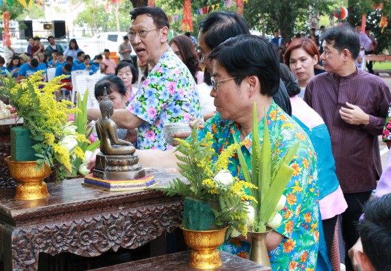 ภาพกิจกรรม คณะวิทยาศาสตร์และเทคโนโลยี เข้าร่วมทำบุญปีใหม่ไทย พิธีรดน้ำดำหัวขอพรผู้อาวุโสและผู้บริหารมหาวิทยาลัยราชภัฏกำแพงเพชร