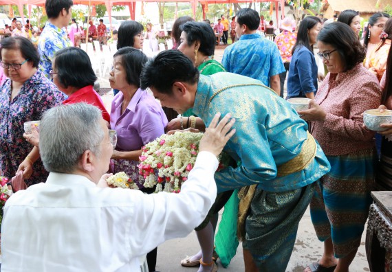 ภาพกิจกรรม คณะวิทยาศาสตร์และเทคโนโลยี เข้าร่วมทำบุญปีใหม่ไทย พิธีรดน้ำดำหัวขอพรผู้อาวุโสและผู้บริหารมหาวิทยาลัยราชภัฏกำแพงเพชร