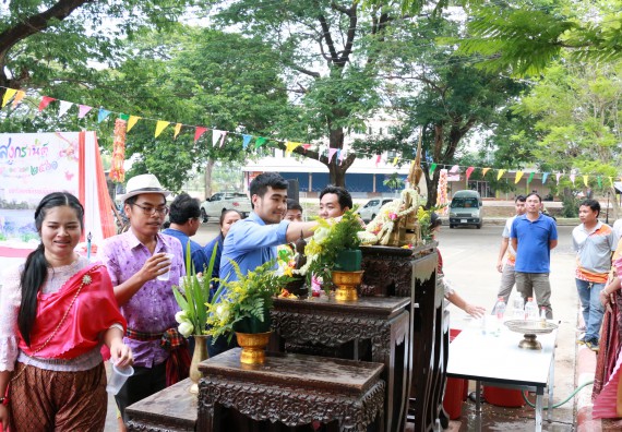 ภาพกิจกรรม คณะวิทยาศาสตร์และเทคโนโลยี เข้าร่วมทำบุญปีใหม่ไทย พิธีรดน้ำดำหัวขอพรผู้อาวุโสและผู้บริหารมหาวิทยาลัยราชภัฏกำแพงเพชร