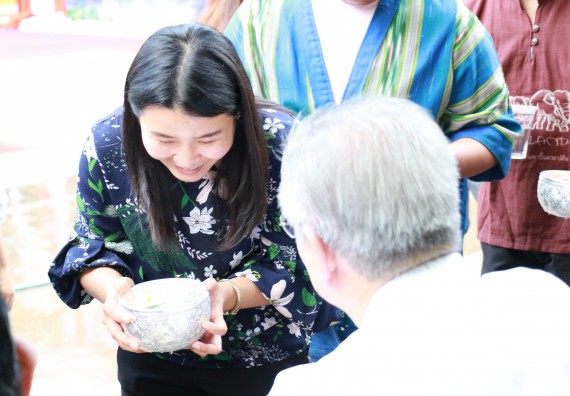 ภาพกิจกรรม คณะวิทยาศาสตร์และเทคโนโลยี เข้าร่วมทำบุญปีใหม่ไทย พิธีรดน้ำดำหัวขอพรผู้อาวุโสและผู้บริหารมหาวิทยาลัยราชภัฏกำแพงเพชร