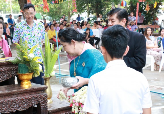 ภาพกิจกรรม คณะวิทยาศาสตร์และเทคโนโลยี เข้าร่วมทำบุญปีใหม่ไทย พิธีรดน้ำดำหัวขอพรผู้อาวุโสและผู้บริหารมหาวิทยาลัยราชภัฏกำแพงเพชร