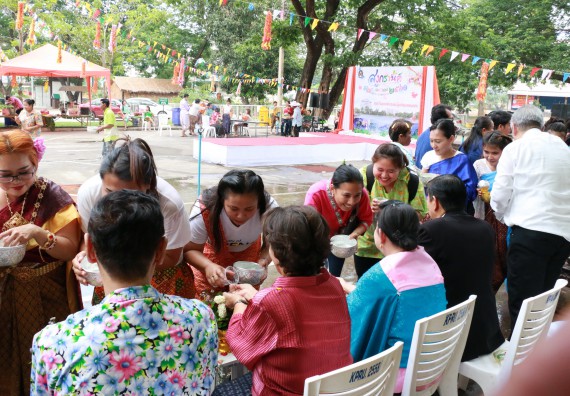 ภาพกิจกรรม คณะวิทยาศาสตร์และเทคโนโลยี เข้าร่วมทำบุญปีใหม่ไทย พิธีรดน้ำดำหัวขอพรผู้อาวุโสและผู้บริหารมหาวิทยาลัยราชภัฏกำแพงเพชร