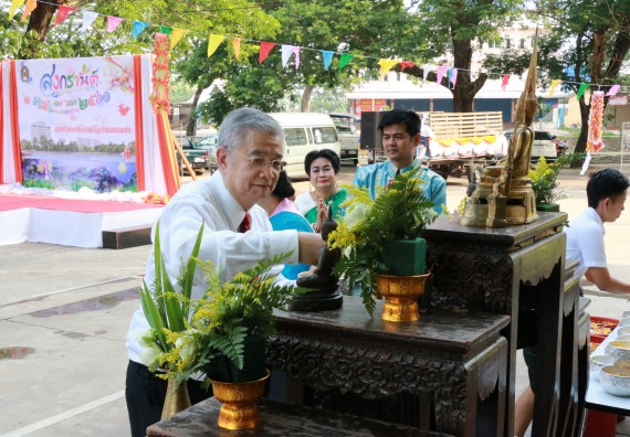 ภาพกิจกรรม คณะวิทยาศาสตร์และเทคโนโลยี เข้าร่วมทำบุญปีใหม่ไทย พิธีรดน้ำดำหัวขอพรผู้อาวุโสและผู้บริหารมหาวิทยาลัยราชภัฏกำแพงเพชร