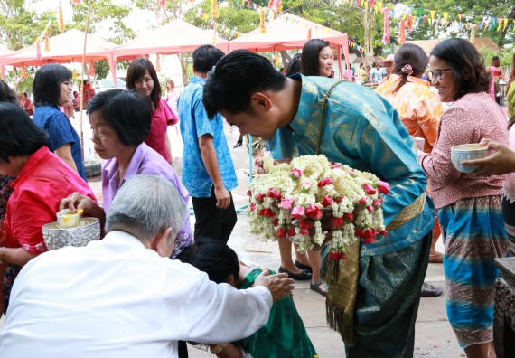 ภาพกิจกรรม คณะวิทยาศาสตร์และเทคโนโลยี เข้าร่วมทำบุญปีใหม่ไทย พิธีรดน้ำดำหัวขอพรผู้อาวุโสและผู้บริหารมหาวิทยาลัยราชภัฏกำแพงเพชร