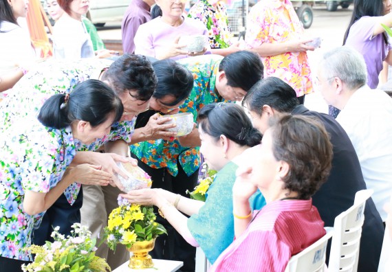 ภาพกิจกรรม คณะวิทยาศาสตร์และเทคโนโลยี เข้าร่วมทำบุญปีใหม่ไทย พิธีรดน้ำดำหัวขอพรผู้อาวุโสและผู้บริหารมหาวิทยาลัยราชภัฏกำแพงเพชร