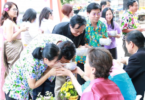ภาพกิจกรรม คณะวิทยาศาสตร์และเทคโนโลยี เข้าร่วมทำบุญปีใหม่ไทย พิธีรดน้ำดำหัวขอพรผู้อาวุโสและผู้บริหารมหาวิทยาลัยราชภัฏกำแพงเพชร