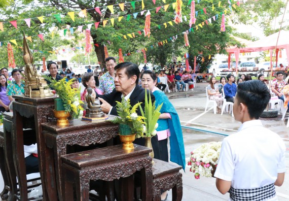 ภาพกิจกรรม คณะวิทยาศาสตร์และเทคโนโลยี เข้าร่วมทำบุญปีใหม่ไทย พิธีรดน้ำดำหัวขอพรผู้อาวุโสและผู้บริหารมหาวิทยาลัยราชภัฏกำแพงเพชร