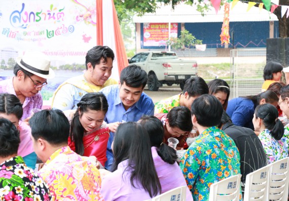 ภาพกิจกรรม คณะวิทยาศาสตร์และเทคโนโลยี เข้าร่วมทำบุญปีใหม่ไทย พิธีรดน้ำดำหัวขอพรผู้อาวุโสและผู้บริหารมหาวิทยาลัยราชภัฏกำแพงเพชร