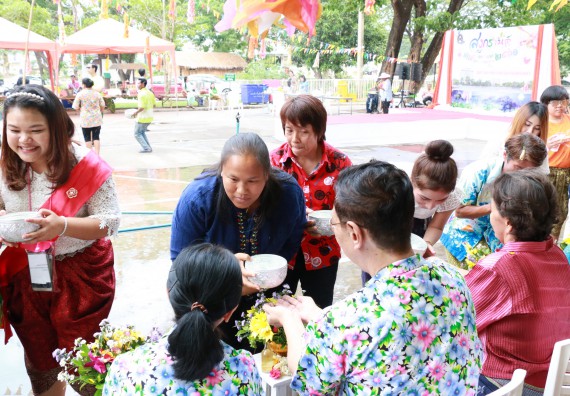 ภาพกิจกรรม คณะวิทยาศาสตร์และเทคโนโลยี เข้าร่วมทำบุญปีใหม่ไทย พิธีรดน้ำดำหัวขอพรผู้อาวุโสและผู้บริหารมหาวิทยาลัยราชภัฏกำแพงเพชร