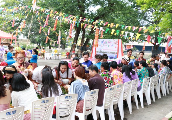ภาพกิจกรรม คณะวิทยาศาสตร์และเทคโนโลยี เข้าร่วมทำบุญปีใหม่ไทย พิธีรดน้ำดำหัวขอพรผู้อาวุโสและผู้บริหารมหาวิทยาลัยราชภัฏกำแพงเพชร