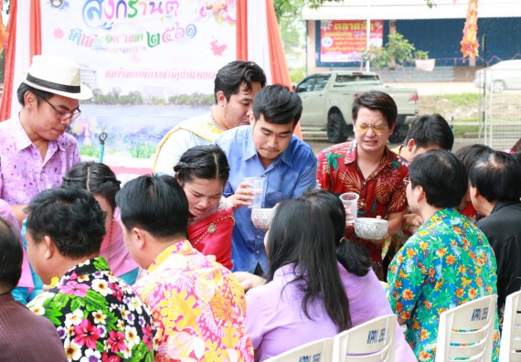 ภาพกิจกรรม คณะวิทยาศาสตร์และเทคโนโลยี เข้าร่วมทำบุญปีใหม่ไทย พิธีรดน้ำดำหัวขอพรผู้อาวุโสและผู้บริหารมหาวิทยาลัยราชภัฏกำแพงเพชร