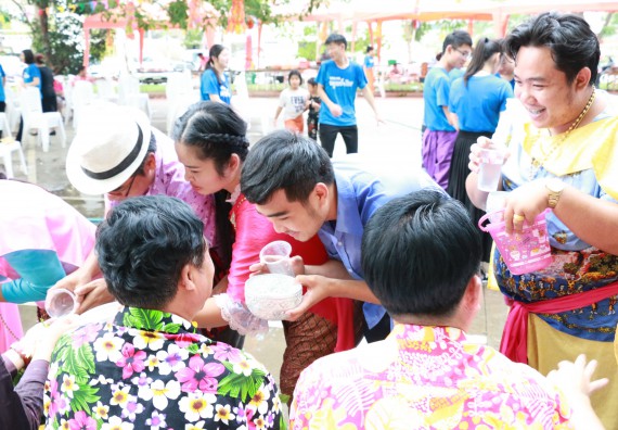 ภาพกิจกรรม คณะวิทยาศาสตร์และเทคโนโลยี เข้าร่วมทำบุญปีใหม่ไทย พิธีรดน้ำดำหัวขอพรผู้อาวุโสและผู้บริหารมหาวิทยาลัยราชภัฏกำแพงเพชร