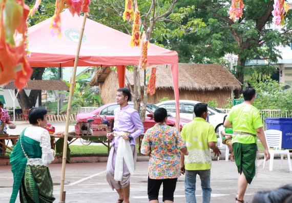ภาพกิจกรรม คณะวิทยาศาสตร์และเทคโนโลยี เข้าร่วมทำบุญปีใหม่ไทย พิธีรดน้ำดำหัวขอพรผู้อาวุโสและผู้บริหารมหาวิทยาลัยราชภัฏกำแพงเพชร