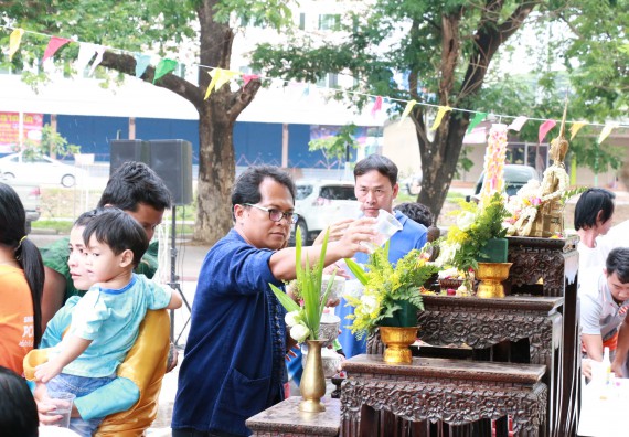 ภาพกิจกรรม คณะวิทยาศาสตร์และเทคโนโลยี เข้าร่วมทำบุญปีใหม่ไทย พิธีรดน้ำดำหัวขอพรผู้อาวุโสและผู้บริหารมหาวิทยาลัยราชภัฏกำแพงเพชร