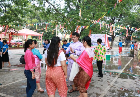 ภาพกิจกรรม คณะวิทยาศาสตร์และเทคโนโลยี เข้าร่วมทำบุญปีใหม่ไทย พิธีรดน้ำดำหัวขอพรผู้อาวุโสและผู้บริหารมหาวิทยาลัยราชภัฏกำแพงเพชร