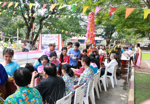 ภาพกิจกรรม คณะวิทยาศาสตร์และเทคโนโลยี เข้าร่วมทำบุญปีใหม่ไทย พิธีรดน้ำดำหัวขอพรผู้อาวุโสและผู้บริหารมหาวิทยาลัยราชภัฏกำแพงเพชร