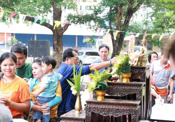 ภาพกิจกรรม คณะวิทยาศาสตร์และเทคโนโลยี เข้าร่วมทำบุญปีใหม่ไทย พิธีรดน้ำดำหัวขอพรผู้อาวุโสและผู้บริหารมหาวิทยาลัยราชภัฏกำแพงเพชร
