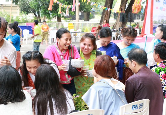 ภาพกิจกรรม คณะวิทยาศาสตร์และเทคโนโลยี เข้าร่วมทำบุญปีใหม่ไทย พิธีรดน้ำดำหัวขอพรผู้อาวุโสและผู้บริหารมหาวิทยาลัยราชภัฏกำแพงเพชร