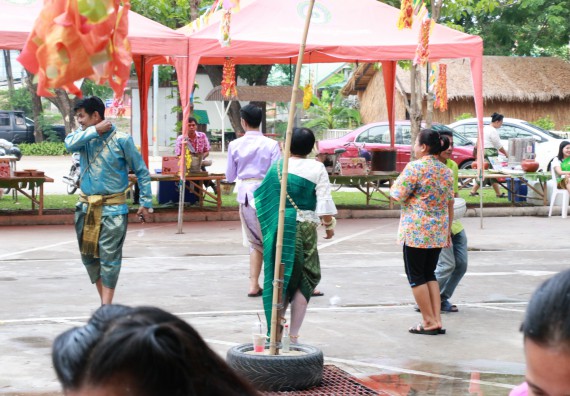 ภาพกิจกรรม คณะวิทยาศาสตร์และเทคโนโลยี เข้าร่วมทำบุญปีใหม่ไทย พิธีรดน้ำดำหัวขอพรผู้อาวุโสและผู้บริหารมหาวิทยาลัยราชภัฏกำแพงเพชร