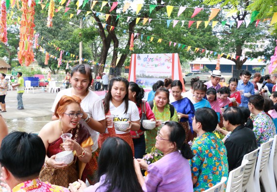 ภาพกิจกรรม คณะวิทยาศาสตร์และเทคโนโลยี เข้าร่วมทำบุญปีใหม่ไทย พิธีรดน้ำดำหัวขอพรผู้อาวุโสและผู้บริหารมหาวิทยาลัยราชภัฏกำแพงเพชร
