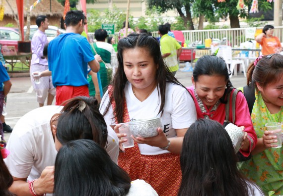 ภาพกิจกรรม คณะวิทยาศาสตร์และเทคโนโลยี เข้าร่วมทำบุญปีใหม่ไทย พิธีรดน้ำดำหัวขอพรผู้อาวุโสและผู้บริหารมหาวิทยาลัยราชภัฏกำแพงเพชร