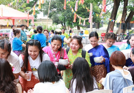 ภาพกิจกรรม คณะวิทยาศาสตร์และเทคโนโลยี เข้าร่วมทำบุญปีใหม่ไทย พิธีรดน้ำดำหัวขอพรผู้อาวุโสและผู้บริหารมหาวิทยาลัยราชภัฏกำแพงเพชร