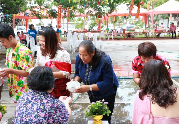 ภาพกิจกรรม คณะวิทยาศาสตร์และเทคโนโลยี เข้าร่วมทำบุญปีใหม่ไทย พิธีรดน้ำดำหัวขอพรผู้อาวุโสและผู้บริหารมหาวิทยาลัยราชภัฏกำแพงเพชร